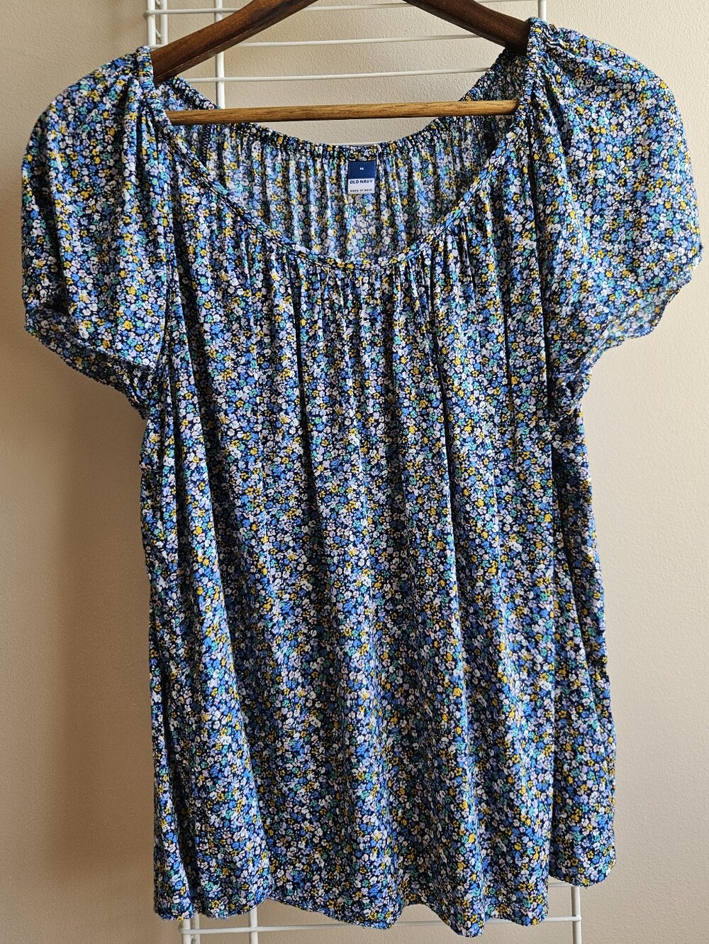 Old Navy Floral Blue Flutter Sleeve Swing Top With Scoop Neck